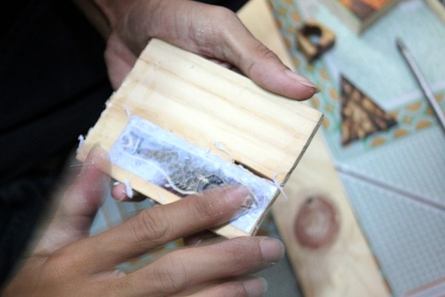 Thu hơn 200 triệu đồng nhờ bán đồ trang sức làm từ gỗ vụn