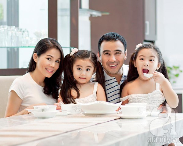Gia đình hạnh phúc của MC Quyền Linh trong ngôi biệt thự đắt tiền.