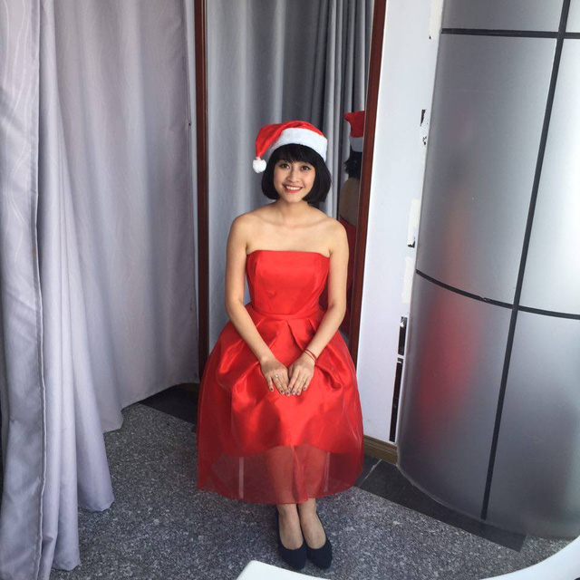 
Trong khi đó, MC Phí Linh cũng xinh đẹp với trang phục mang phong cách Giáng sinh ở hậu trường chương trình Sống cùng D-Dramas tại VTVcab
