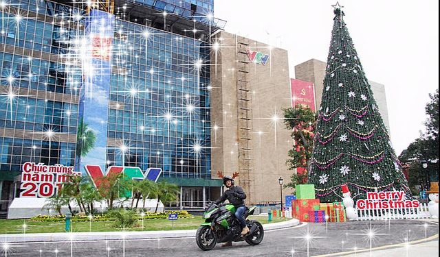 
BTV Quang Minh đã đăng tải lên trang cá nhân ảnh chào đón Giáng sinh lung linh tại nơi làm việc
