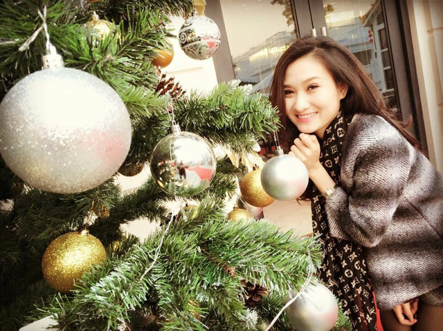 
MC Thanh Huyền xinh đẹp và tươi tắn bên cây thông Noel
