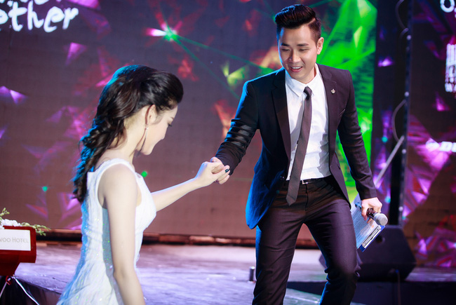 MC Nguyên Khang dìu tay Á hậu Huyền My lên sân khấu dẫn chương trình chung - Ảnh 7.