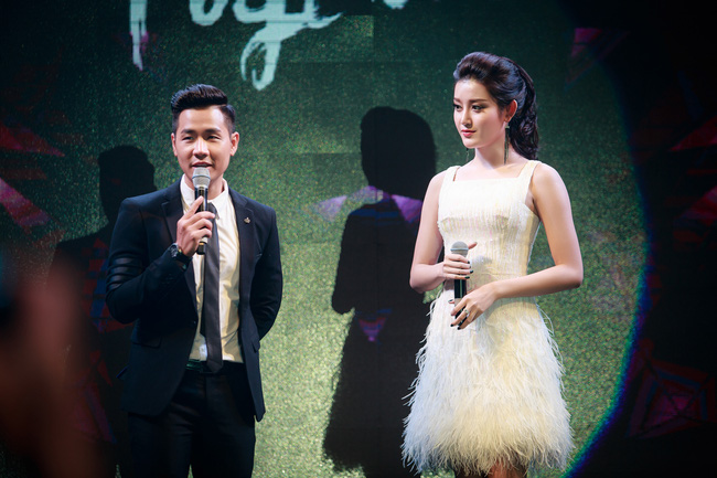 MC Nguyên Khang dìu tay Á hậu Huyền My lên sân khấu dẫn chương trình chung - Ảnh 8.