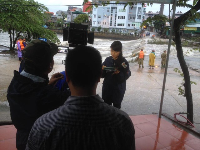 BTV Nguyễn Ngân đưa tin về mưa lũ