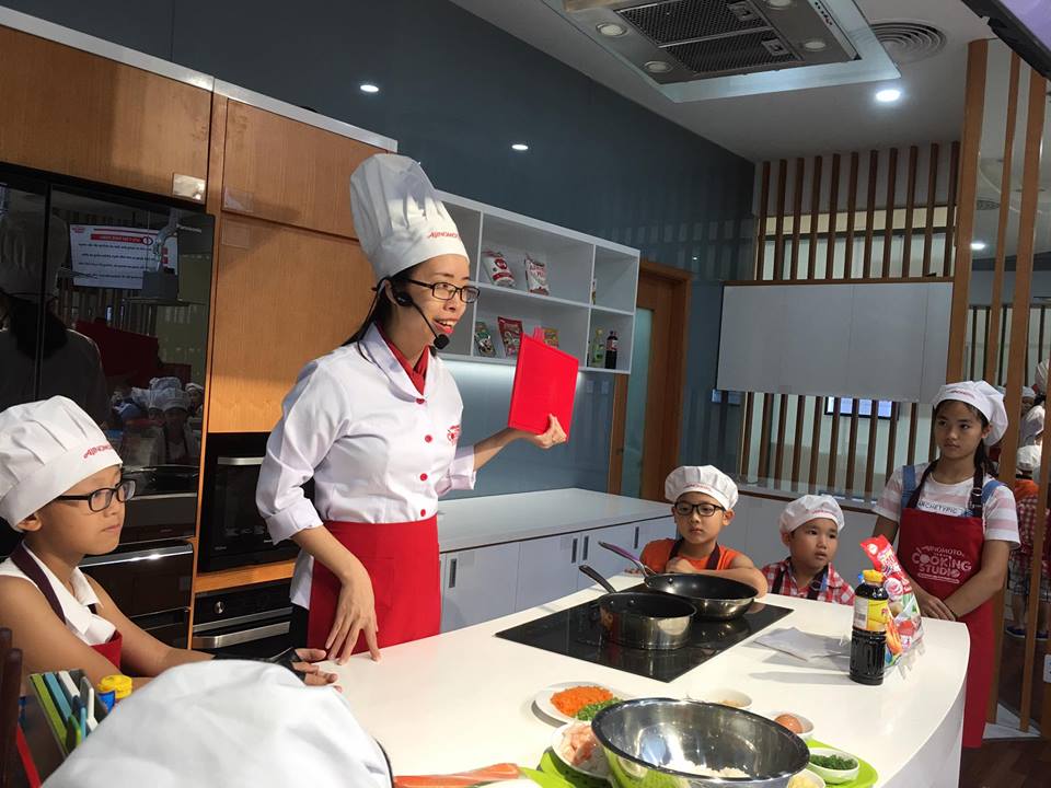 Dao-tao-MC-nhi-Vietskill-dao-tao-mc-nguoi-dan-chuong-trinh-mc-nhi-vietskill-tro-tai-nau-nuong-tai-Ajinomoto-cooking-studio-2.jpg