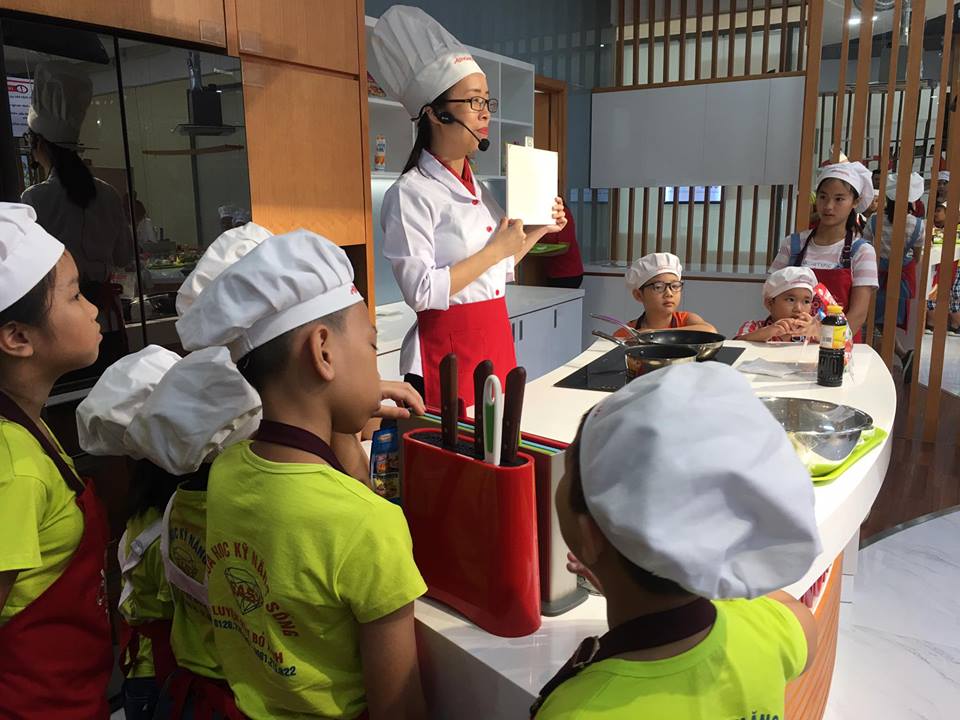 Dao-tao-MC-nhi-Vietskill-dao-tao-mc-nguoi-dan-chuong-trinh-mc-nhi-vietskill-tro-tai-nau-nuong-tai-Ajinomoto-cooking-studio-3.jpg