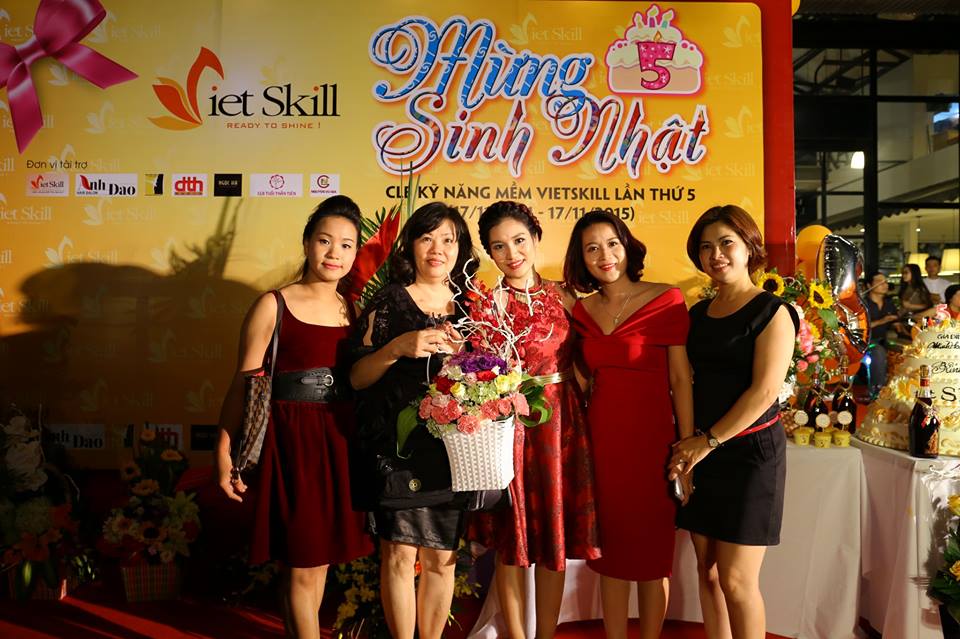MC THanh Mai cùng các đối tác SNVk.jpg