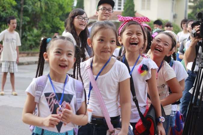 Các thí sinh MC nhí hồ hởi làm từ thiện tại Làng Hữu Nghị Việt Nam