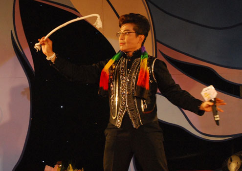 MC Thanh Bạch ngẫu hứng với tiếc mục xiếc. Đây là lần đầu tiên khán giả Đà Nẵng được chứng kiến MC tài năng biểu diễn tài lẻ của mình.