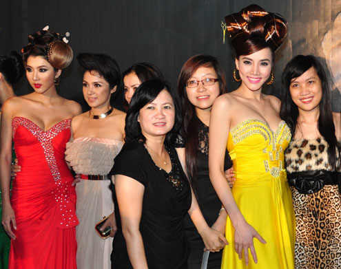 Mái tóc của Ngọc Quyên, Trang Nhung biến hóa dưới bàn tay Tuấn Hà Lan. Diễn viên - đạo diễn Ngọc Trinh (thứ hai từ trái sang) là khách mời của chương trình.