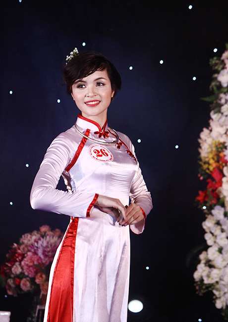 Chị Kính Hồng Nguyễn Thị Hằng toả sáng trong đêm chung kết Mr&Miss Banking - Shining Couple