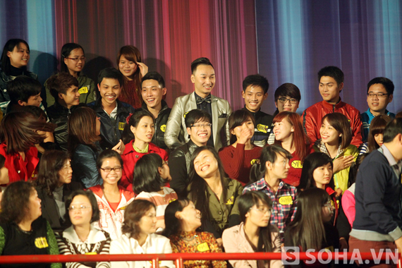 Diễn viên Thành Trung hoà vào những khán giả tại trường quay.
