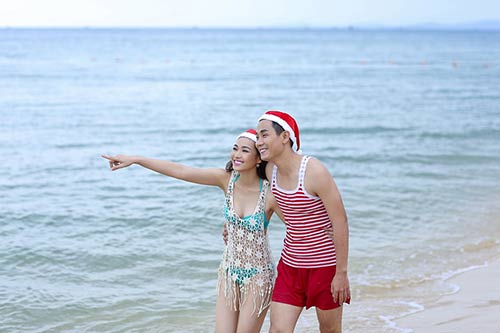 MC Nguyên Khang đón Noel cực lãng mạn ở bãi biển - 2