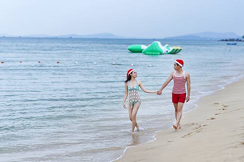MC Nguyên Khang đón Noel cực lãng mạn ở bãi biển - 3