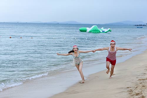 MC Nguyên Khang đón Noel cực lãng mạn ở bãi biển - 4