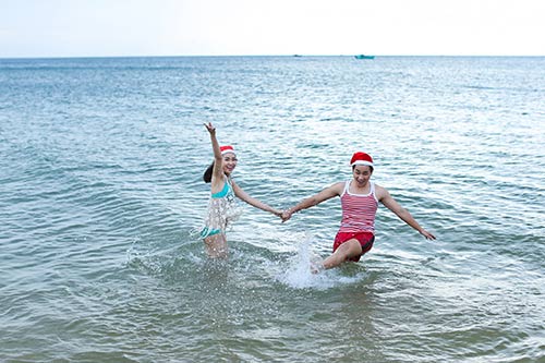 MC Nguyên Khang đón Noel cực lãng mạn ở bãi biển - 9