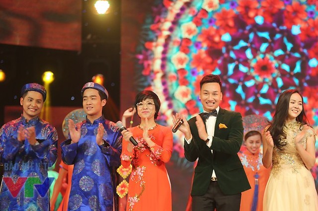 MC Thảo Vân, Thành Trung và các nghệ sĩ tham gia Gala cười 2015.