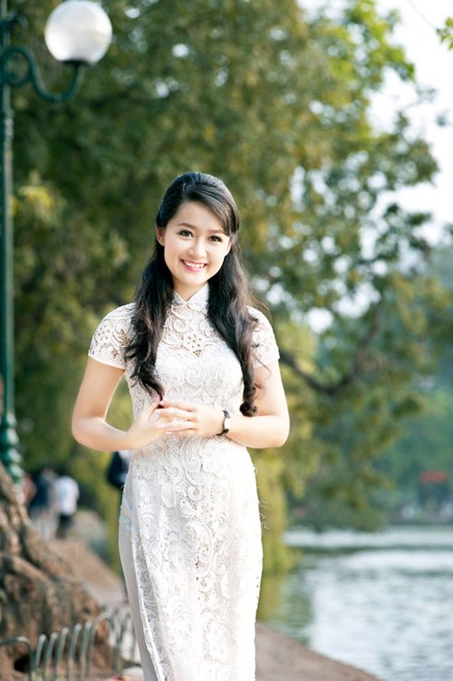 
Thu Hà sinh năm 1988, là BTV thời sự trẻ nhất của VTV. Người đẹp Hà thành lên sóng bản tin chương trình Thời sự 19h khi mới 23 tuổi.
