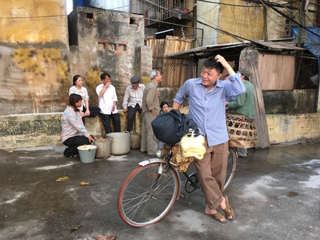Trong chương trình, MC Quang Minh có cảnh đi xe đạp, dép tổ ong và chăm heo chuyên nghiệp.