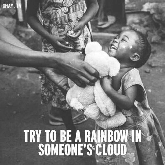 Hãy cố là cầu vồng trong đám mây của ai đó. - Maya Angelou