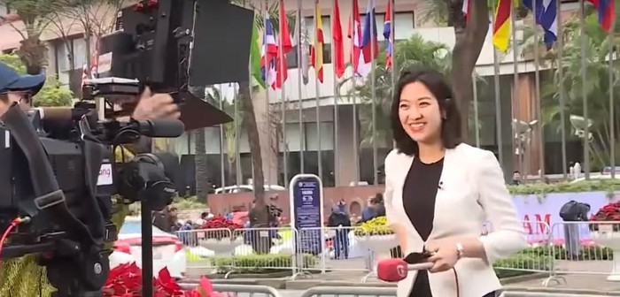 Nhan sắc gây chú ý của phóng viên quốc tế tác nghiệp tại Việt Nam