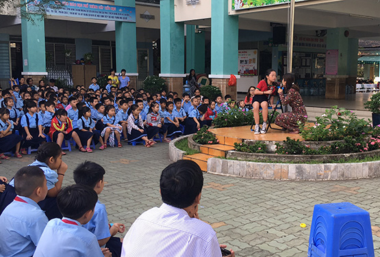 MC nguyễn Thảo cùng á quân tìm kiếm tài năng MC nhí 2018 Sim So Min tái hiện vở kịch " Yêu Mẹ" tại trường Tiểu học An Phú.