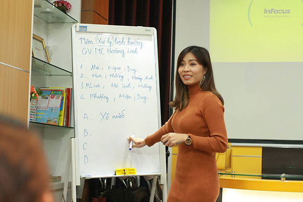 Gặp MC Hoàng Linh tại lớp học MC105 Vietskill trong môn kĩ năng xử lý tình huống
