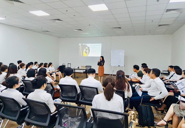 Giảng viên - MC Thanh Mai chia sẻ kỹ năng thuyết trình với cán bộ nhân viên Công ty Cổ phần Vinhomes