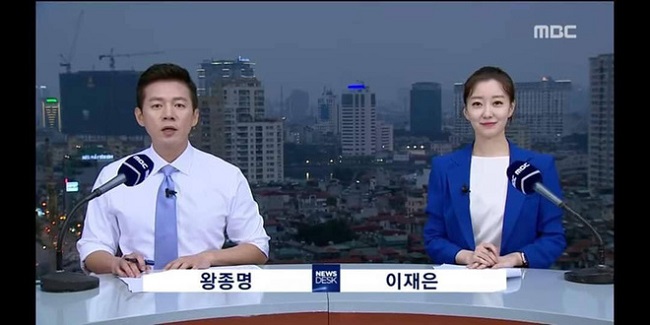 "Chất" như ekip Đài MBCNews Hàn Quốc chọn địa điểm dẫn bản tin thời sự tại Hà Nội