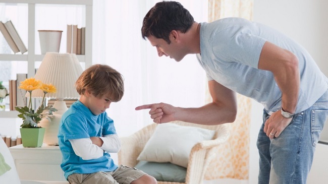 10 lời nói, hành động của ba mẹ đã ảnh hưởng xấu đến con trẻ