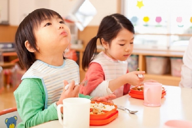 6 Phép lịch sự khi ăn uống mẹ nhất định phải dạy con