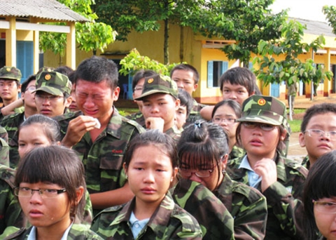 Những giọt nước mắt cảm động của các học viên trong khóa học kỳ quân đội do Trung tâm Thanh thiếu niên miền Nam tổ chức. Ảnh: Trần Phú.