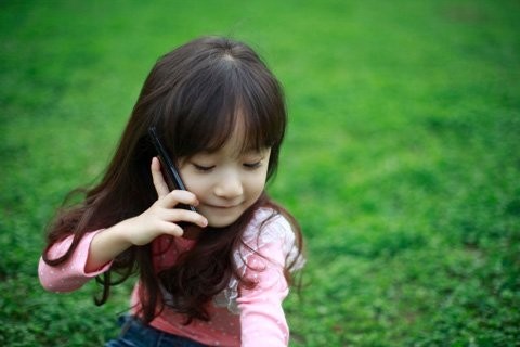 Trẻ em nên dùng smartphone từ lúc mấy tuổi?